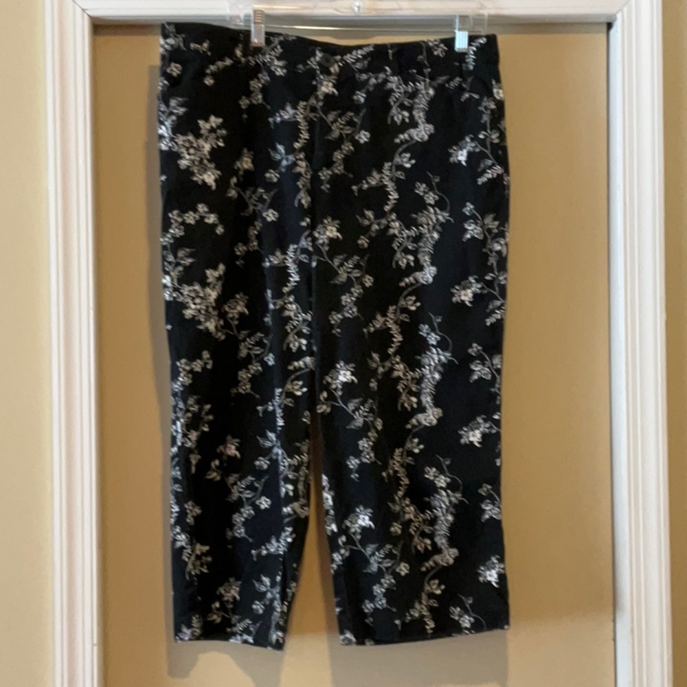 Croft & Barrow black stretched capris - white flowered pattern 14